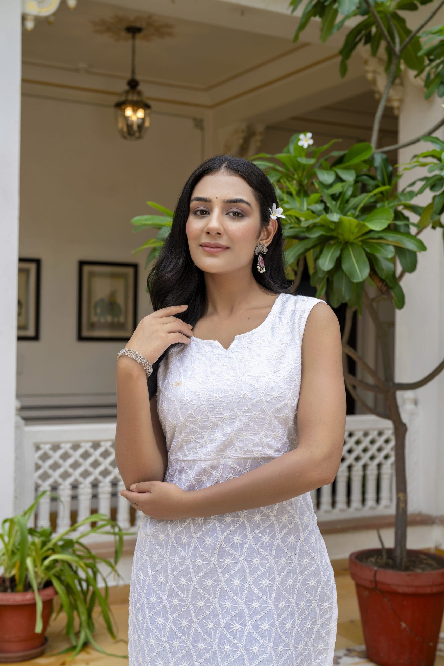 Aarvi White Chikankari Sleeveless Straight Kurti - View 5